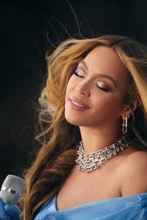 Beyoncé usa Tiffany & CO. Personalizado
