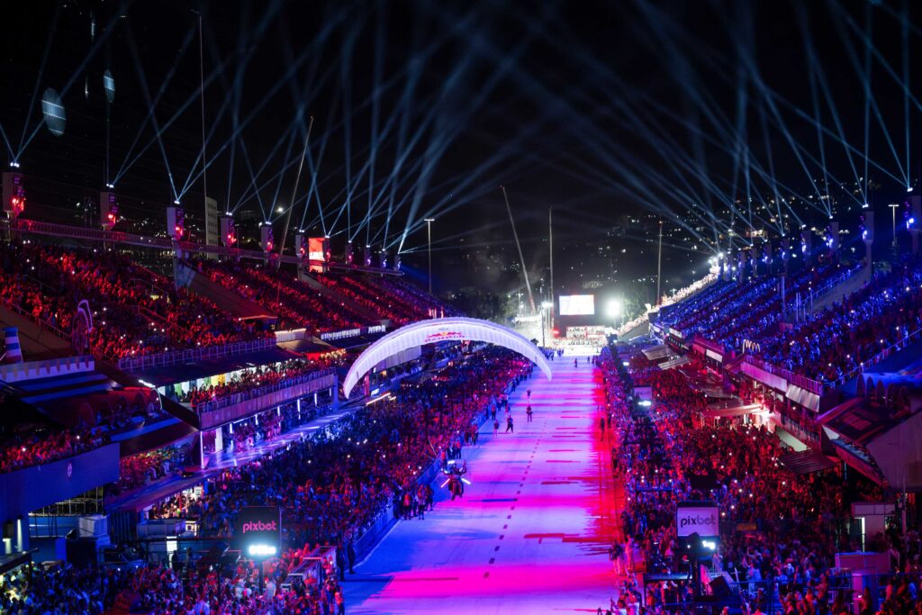 Atleta faz voo histórico em homenagem aos 40 anos do Sambódromo do Rio